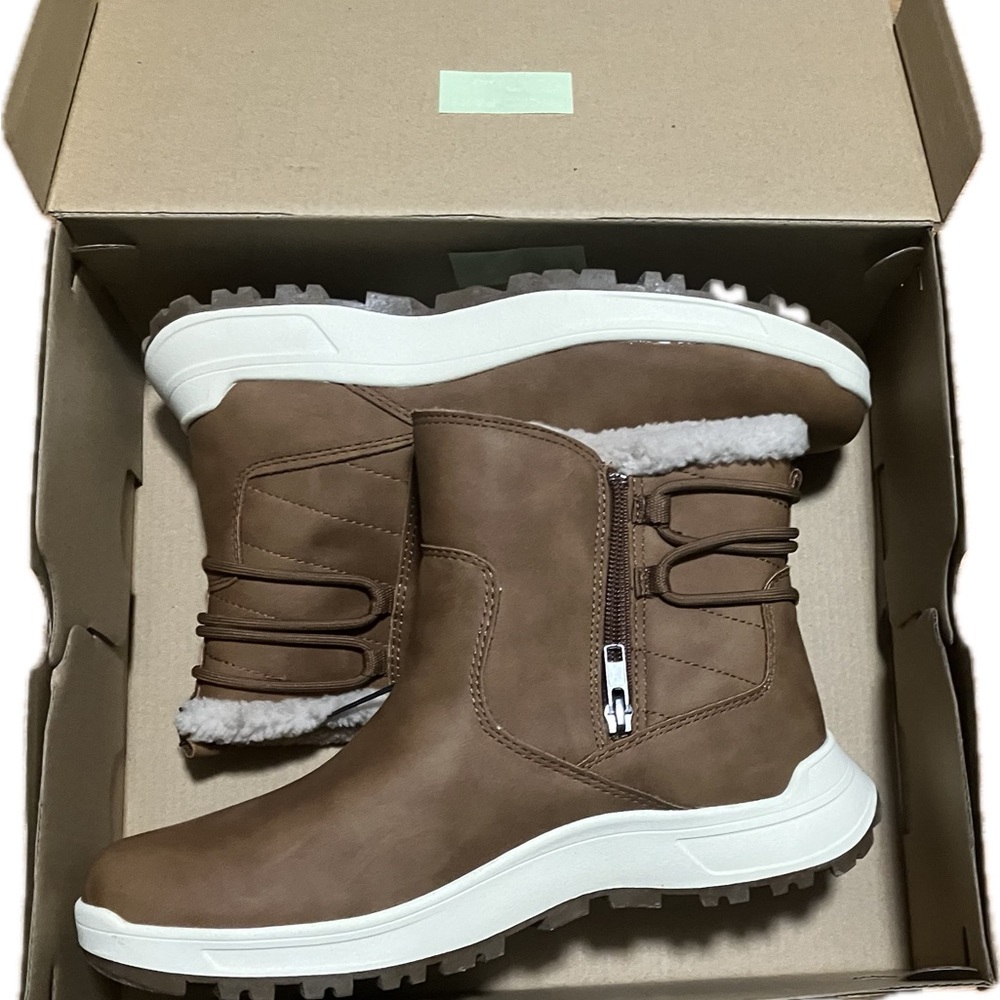 Women’s Eddie Bauer Lined Boots.  Size 9